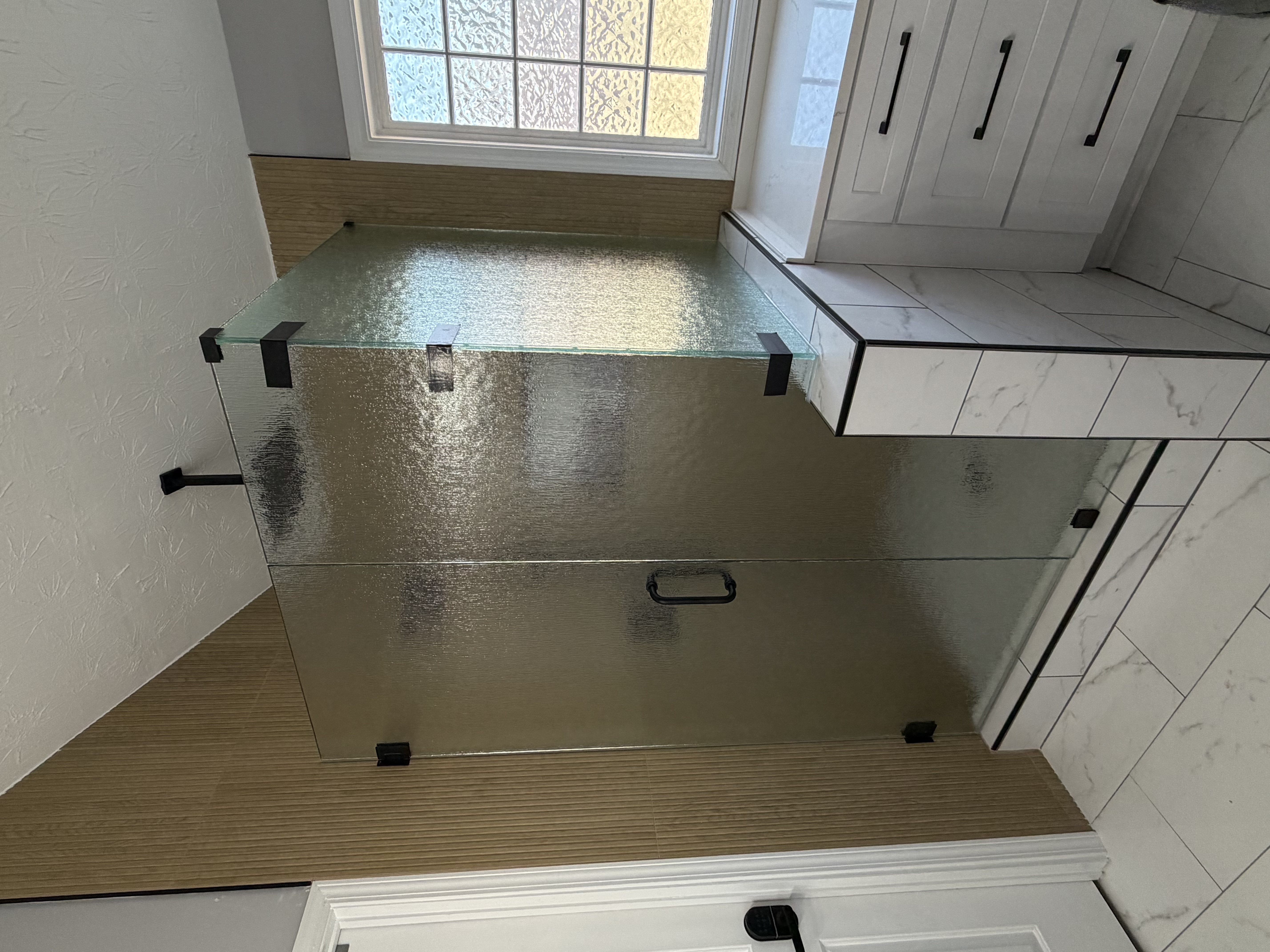 This corner shower uses a glass called "Pattern 62" or "Obscure"